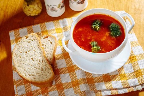 Brokoli ve ekmek ile domates çorbası.