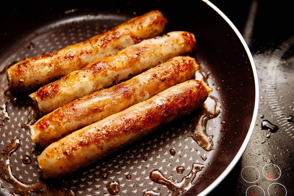 Tavada kızartılmış et sosisleri.
