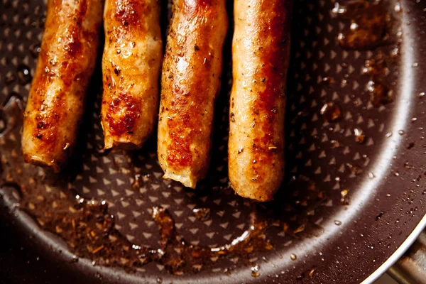 Tavada kızartılmış et sosisleri.