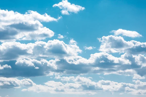 Bulutlarla gökyüzü soyut. Tonda.