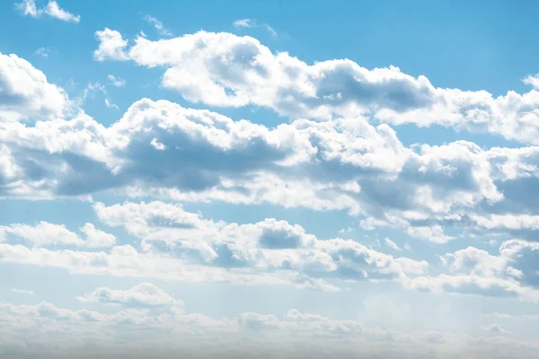 Bulutlarla gökyüzü soyut. Tonda.