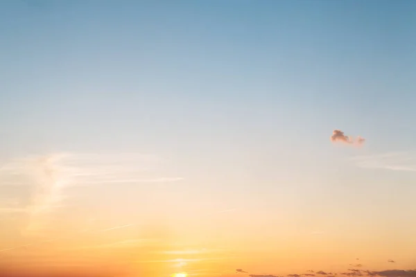 Soyut gökyüzü arka plan. Günbatımı.