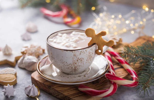 Forró csokoládé kakaó italok mályvacukorral a karácsonyi bögrében o — Stock Fotó