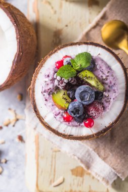 Böğürtlenden yapılmış lezzetli acai kasesi. 