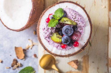 Böğürtlenden yapılmış lezzetli acai kasesi. 