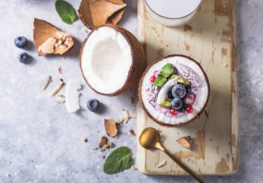 Lezzetli, iştah açıcı, böğürtlenden yapılmış acai kasesi.