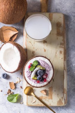 Böğürtlenden yapılmış lezzetli acai kasesi. 