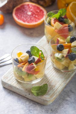 Bardakta meyve salatası, taze yaz yemekleri, sağlıklı organik veya