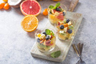 Bardakta meyve salatası, taze yaz yemekleri, sağlıklı organik veya