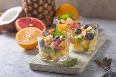 Bardakta meyve salatası, taze yaz yemekleri, sağlıklı organik veya