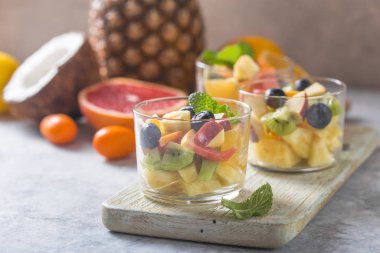 Bardakta meyve salatası, taze yaz yemekleri, sağlıklı organik veya