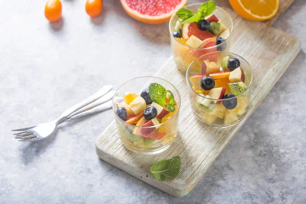 Ensalada de frutas en vasos, alimentos frescos de verano, orgánicos saludables o — Foto de Stock