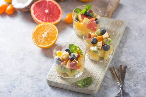 玻璃杯中的水果沙拉、新鲜的夏季食品、健康的有机食品或 — 图库照片