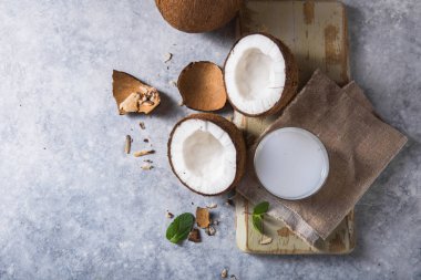 Çiğnenmiş hindistan cevizi, süt ve dilimlenmiş fındık.