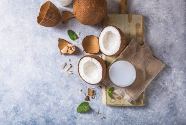 Çiğnenmiş hindistan cevizi, süt ve dilimlenmiş fındık.