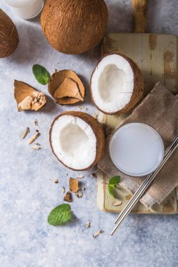 Çiğnenmiş hindistan cevizi, süt ve dilimlenmiş fındık.