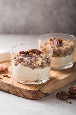 Karamelli lezzetli yoğurt, fındıklı fındık.