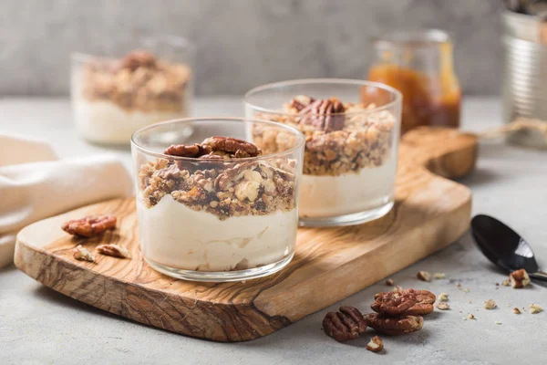 Heerlijke natuurlijke yoghurt parfait met karamel, pecannoten op con — Stockfoto