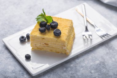 Napolyon 'u beyaz tabakta beton üzerine koymak çocuk oyuncağı.