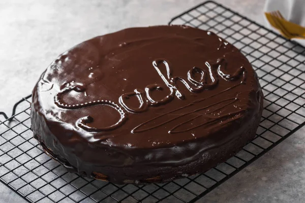 Pastel de Sacher. Postre tradicional de chocolate austriaco. Ba casera — Foto de Stock