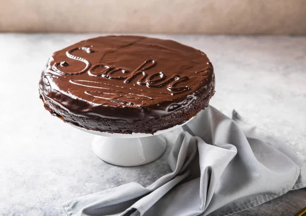 Pastel de Sacher. Postre tradicional de chocolate austriaco. Ba casera —  Fotos de Stock