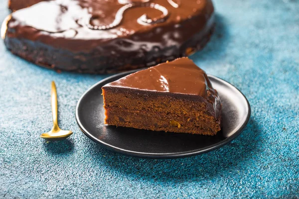 Rebanada de pastel de Sacher. Postre tradicional de chocolate austriaco. Homem. —  Fotos de Stock