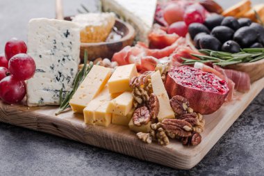 Geleneksel İtalyan antipasto tabağı. Tahta üzerinde çeşitli peynirler. 