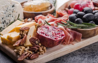 Geleneksel İtalyan antipasto tabağı. Tahta üzerinde çeşitli peynirler. 