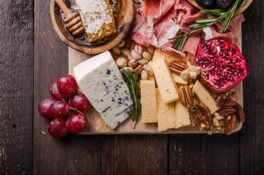 Geleneksel İtalyan antipasto tabağı. Tahta üzerinde çeşitli peynirler. 