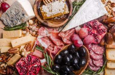 Geleneksel İtalyan antipasto tabağı. Tahta üzerinde çeşitli peynirler. 
