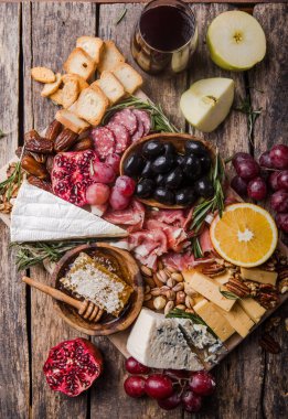 Geleneksel İtalyan antipasto tabağı. Tahta üzerinde çeşitli peynirler. 
