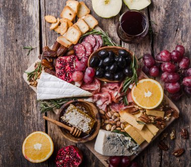 Geleneksel İtalyan antipasto tabağı. Tahta üzerinde çeşitli peynirler. 