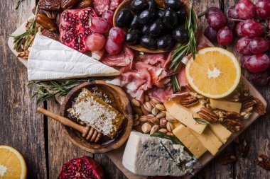 Geleneksel İtalyan antipasto tabağı. Tahta üzerinde çeşitli peynirler. 