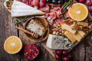 Geleneksel İtalyan antipasto tabağı. Tahta üzerinde çeşitli peynirler. 