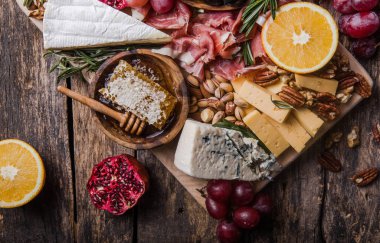 Geleneksel İtalyan antipasto tabağı. Tahta üzerinde çeşitli peynirler. 