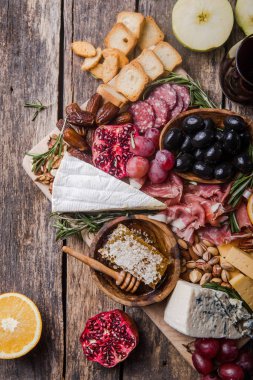 Geleneksel İtalyan antipasto tabağı. Tahta üzerinde çeşitli peynirler. 
