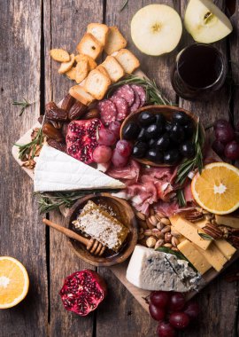 Geleneksel İtalyan antipasto tabağı. Tahta üzerinde çeşitli peynirler. 