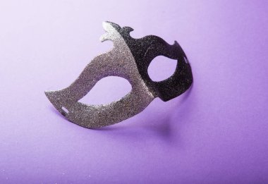 Neşeli, renkli bir Mardi Gras grubu ya da bir p üzerinde karnaval maskesi.