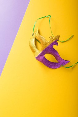 Mardi Gras ya da karnaval maskeli renkli bir grup.