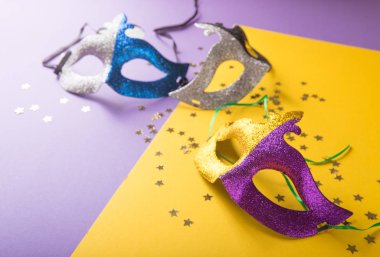 Mardi Gras ya da karnaval maskeli renkli bir grup.