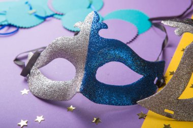 Mardi Gras ya da karnaval maskeli renkli bir grup.