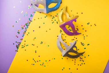 Mardi Gras ya da karnaval maskeli renkli bir grup.