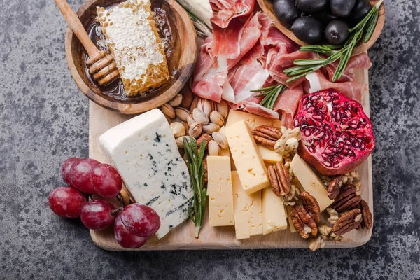 Tradiční italská antipasto deska. Různé sýry na dřevě — Stock fotografie