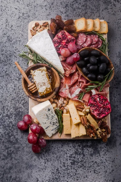 Tradiční italská antipasto deska. Různé sýry na dřevě — Stock fotografie