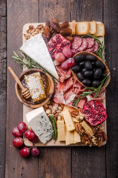 Assiette antipasto italienne traditionnelle. Fromages assortis sur bois — Photo