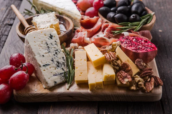 Geleneksel İtalyan antipasto tabağı. Tahta üzerinde çeşitli peynirler. — Stok fotoğraf