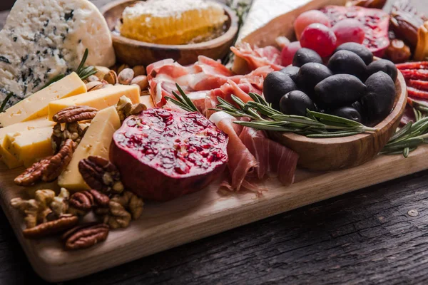 Geleneksel İtalyan antipasto tabağı. Tahta üzerinde çeşitli peynirler. — Stok fotoğraf