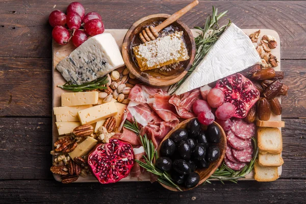Geleneksel İtalyan antipasto tabağı. Tahta üzerinde çeşitli peynirler. 