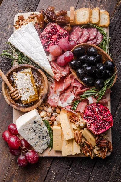 Tradiční italská antipasto deska. Různé sýry na dřevě — Stock fotografie