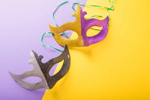 Un gruppo festivo, colorato di mardi gras o maschera carnivale su una p — Foto Stock